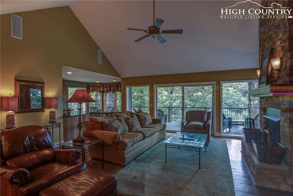 Image number 8 for the current listing