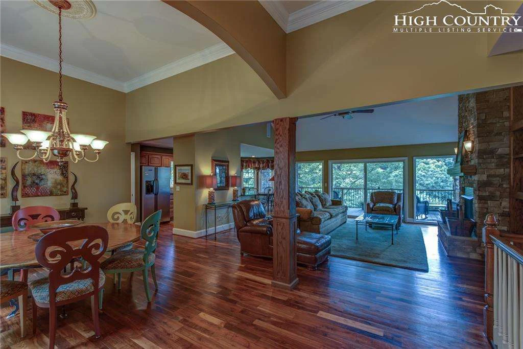 Image number 9 for the current listing