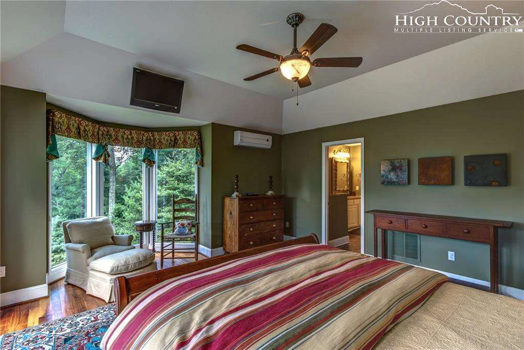 Image number 10 for the current listing