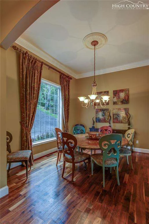 Image number 11 for the current listing