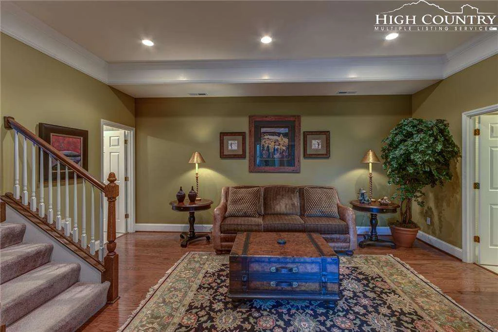 Image number 12 for the current listing