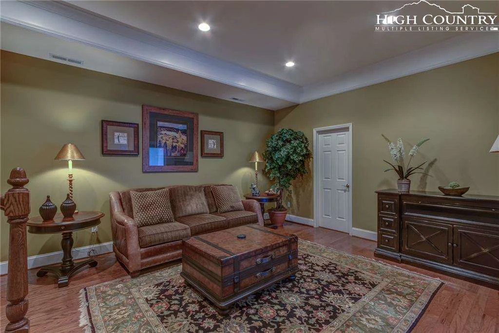 Image number 18 for the current listing