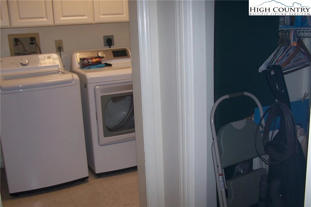 Image number 11 for the current listing