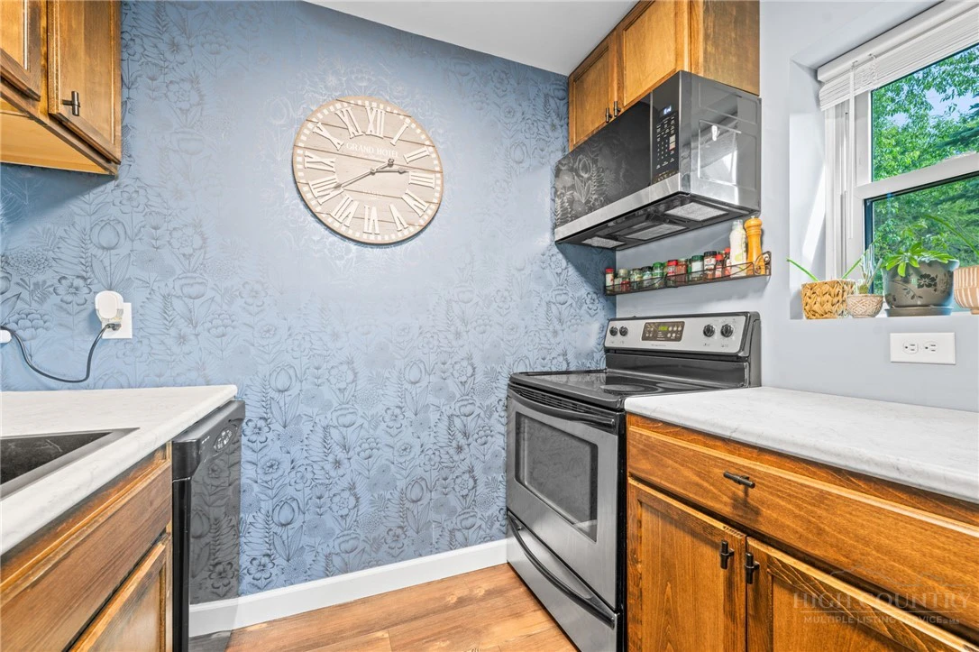 Image number 14 for the current listing