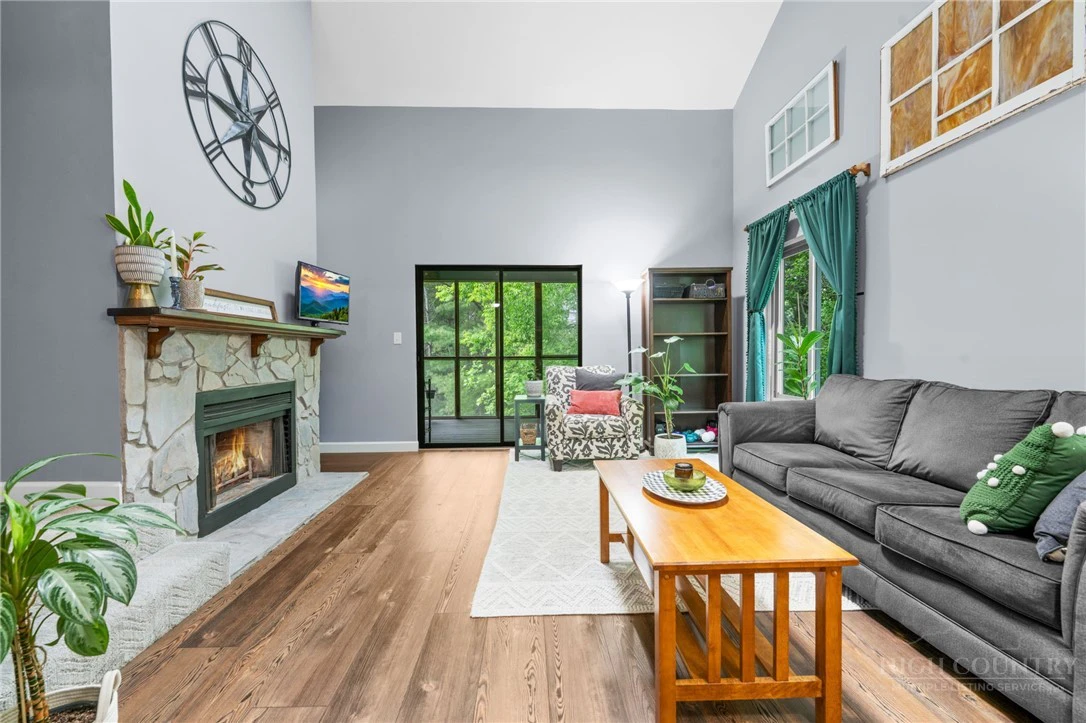 Image number 8 for the current listing