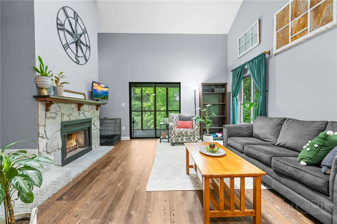 Image number 2 for the current listing