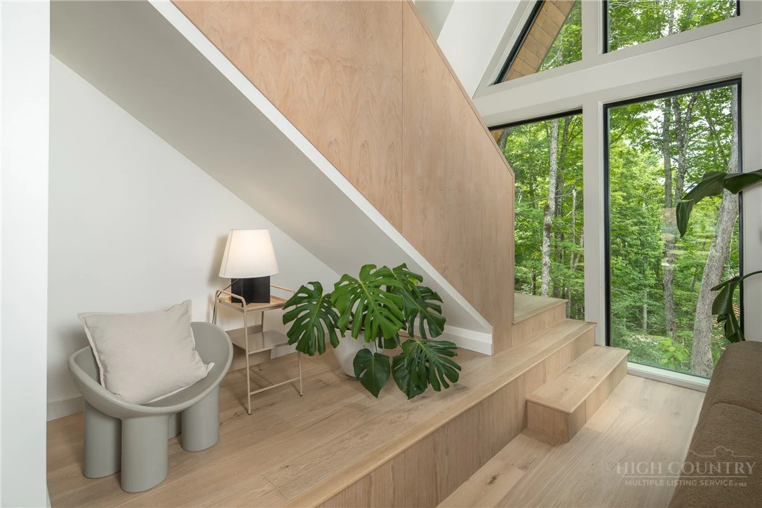 Image number 5 for the current listing