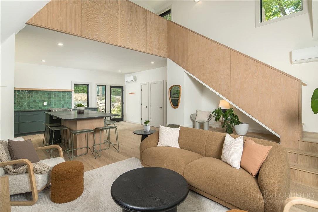 Image number 7 for the current listing