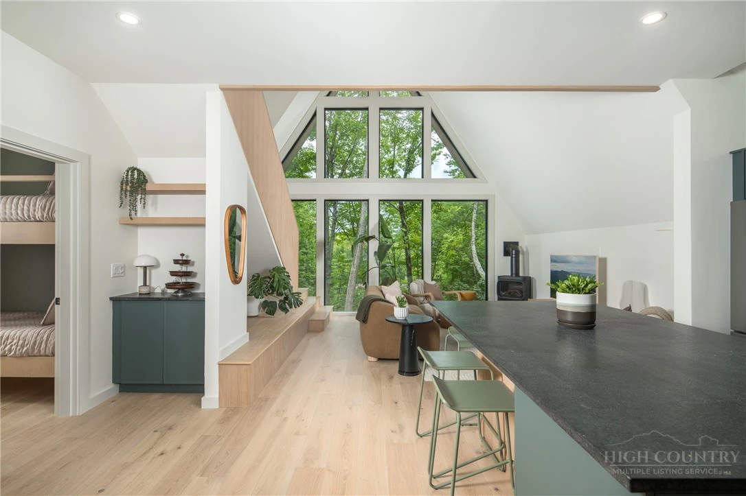 Image number 9 for the current listing