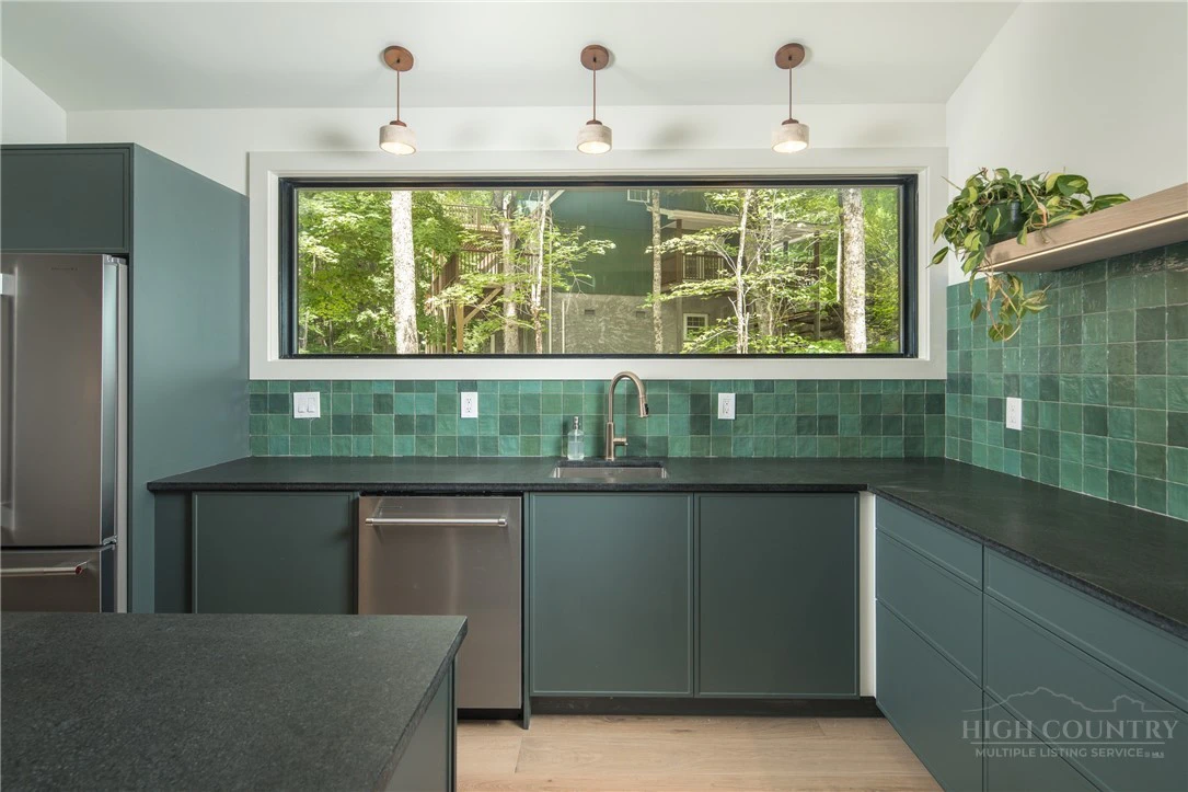 Image number 12 for the current listing