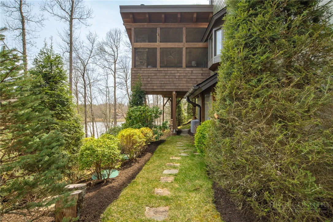 Image number 4 for the current listing