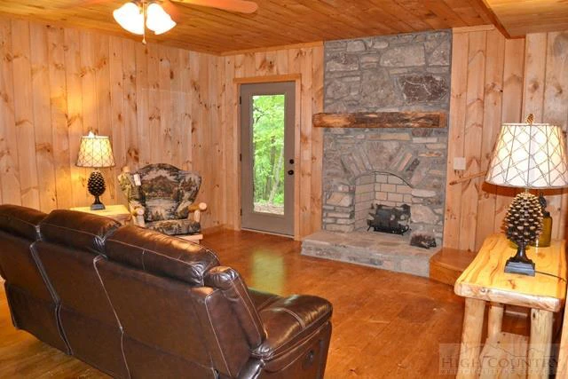 Image number 16 for the current listing