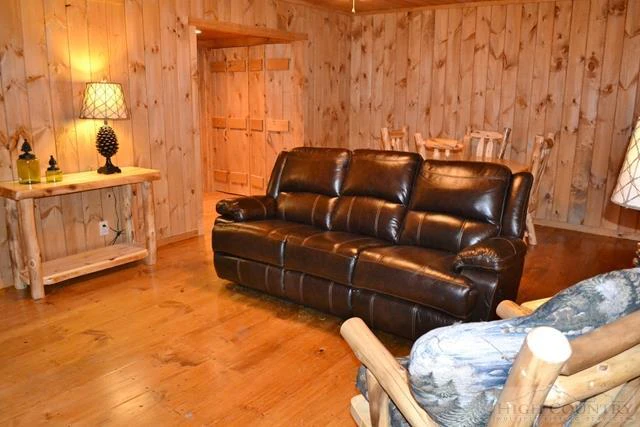 Image number 4 for the current listing