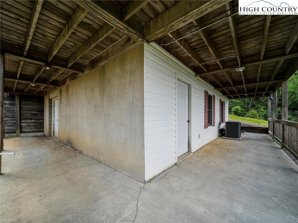 Image number 17 for the current listing