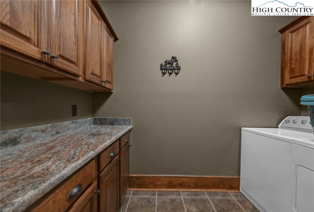 Image number 11 for the current listing