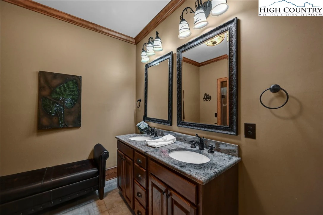 Image number 13 for the current listing
