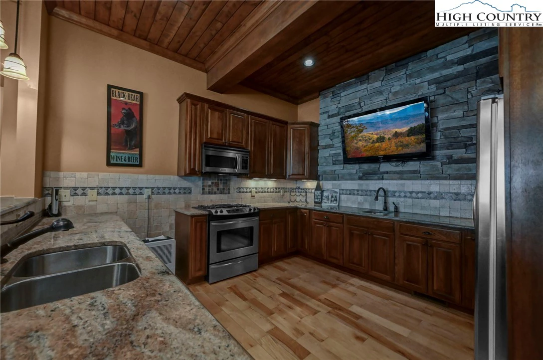 Image number 10 for the current listing