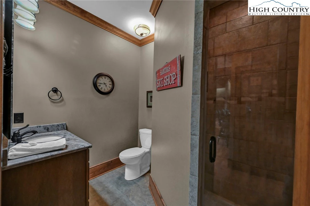 Image number 17 for the current listing