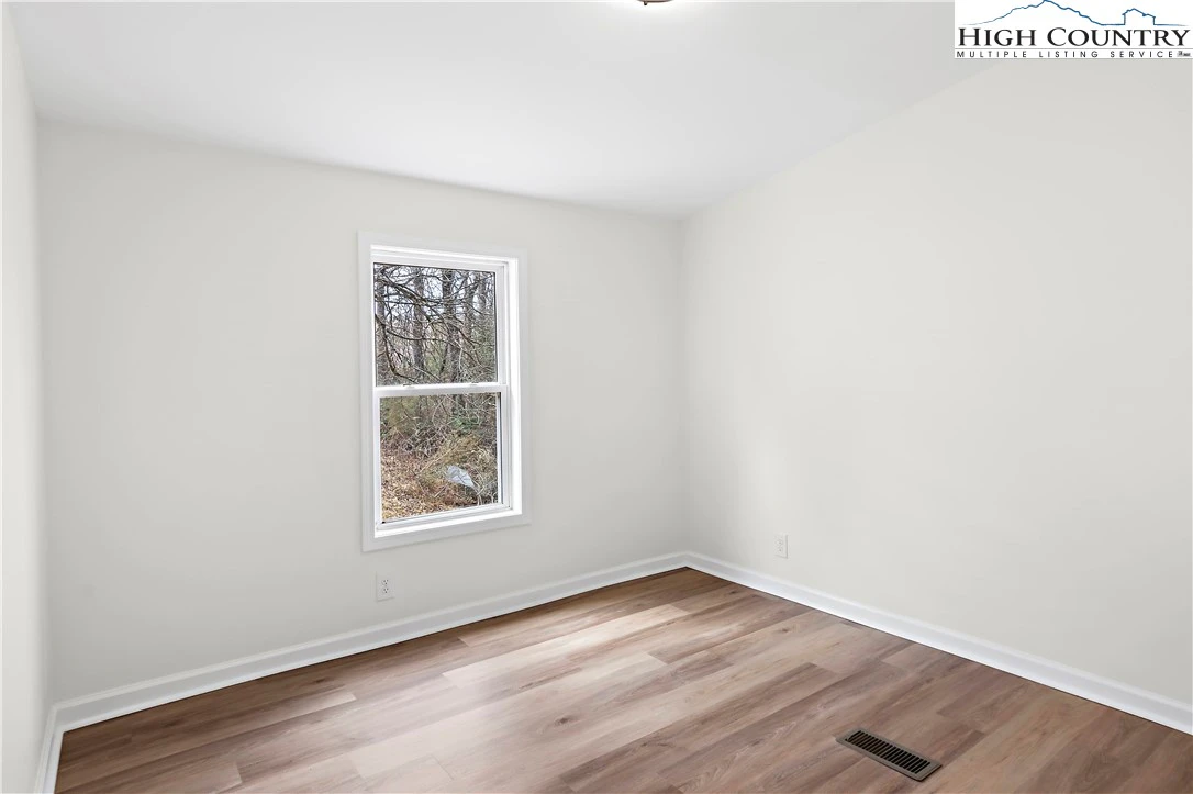 Image number 4 for the current listing