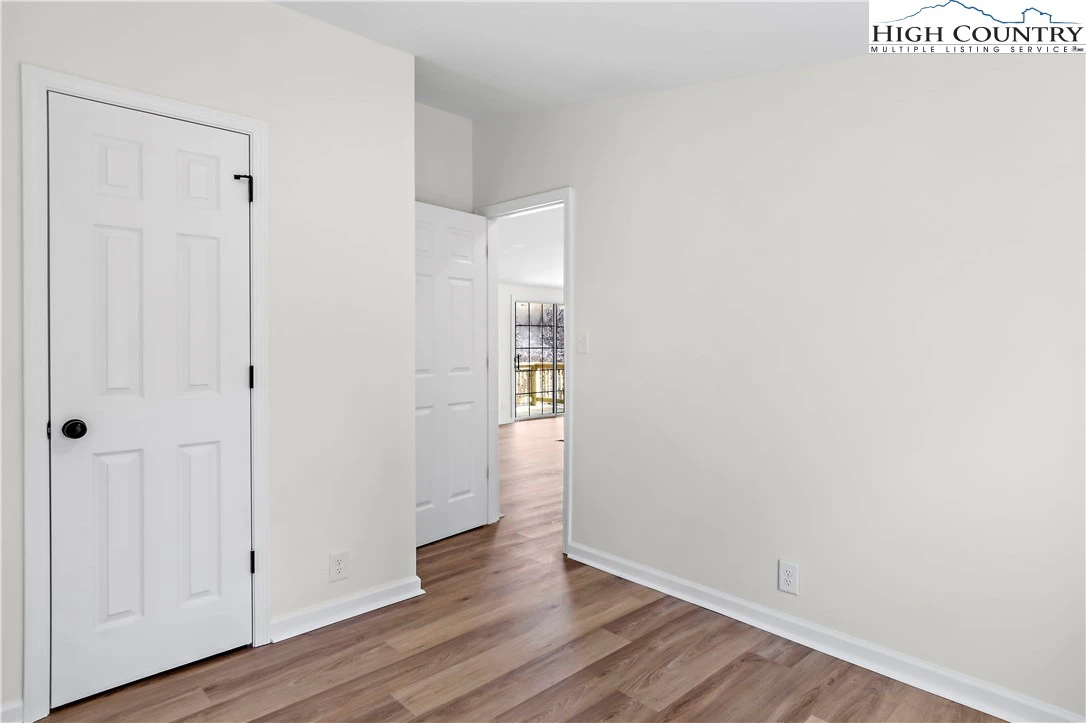 Image number 5 for the current listing