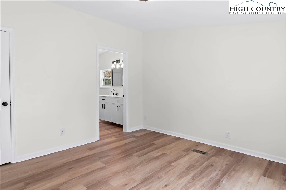 Image number 11 for the current listing