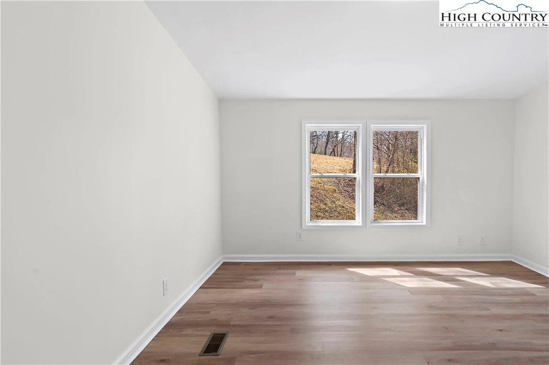 Image number 14 for the current listing
