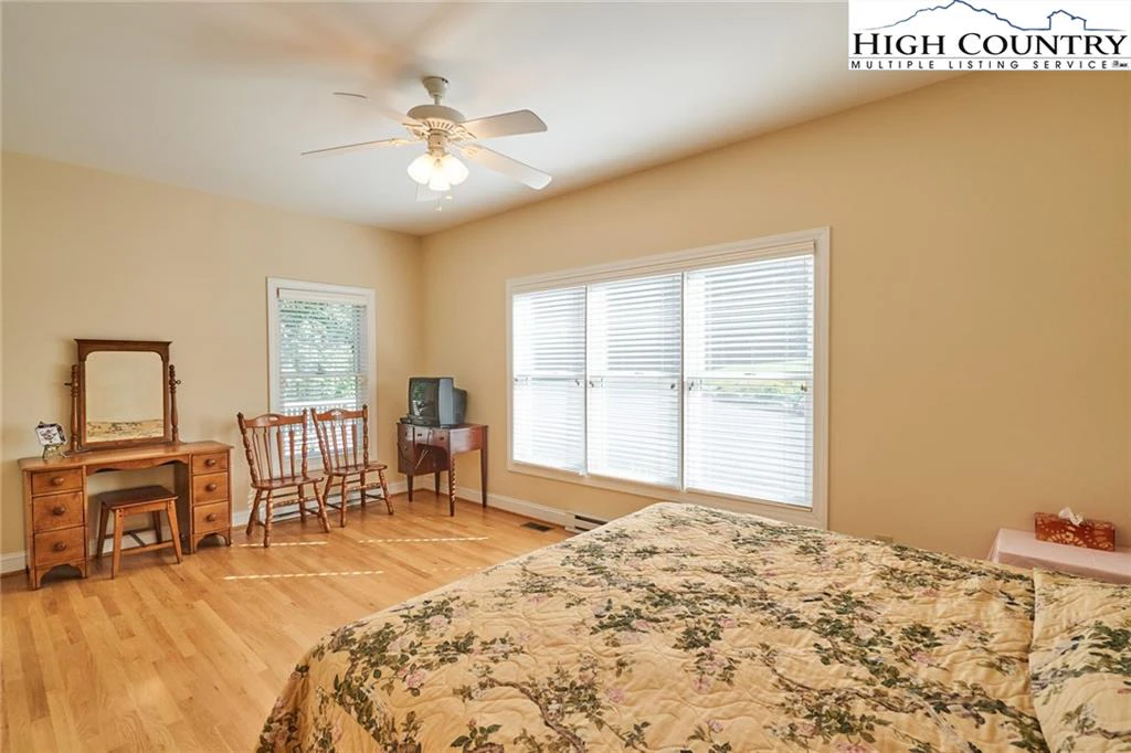 Image number 3 for the current listing