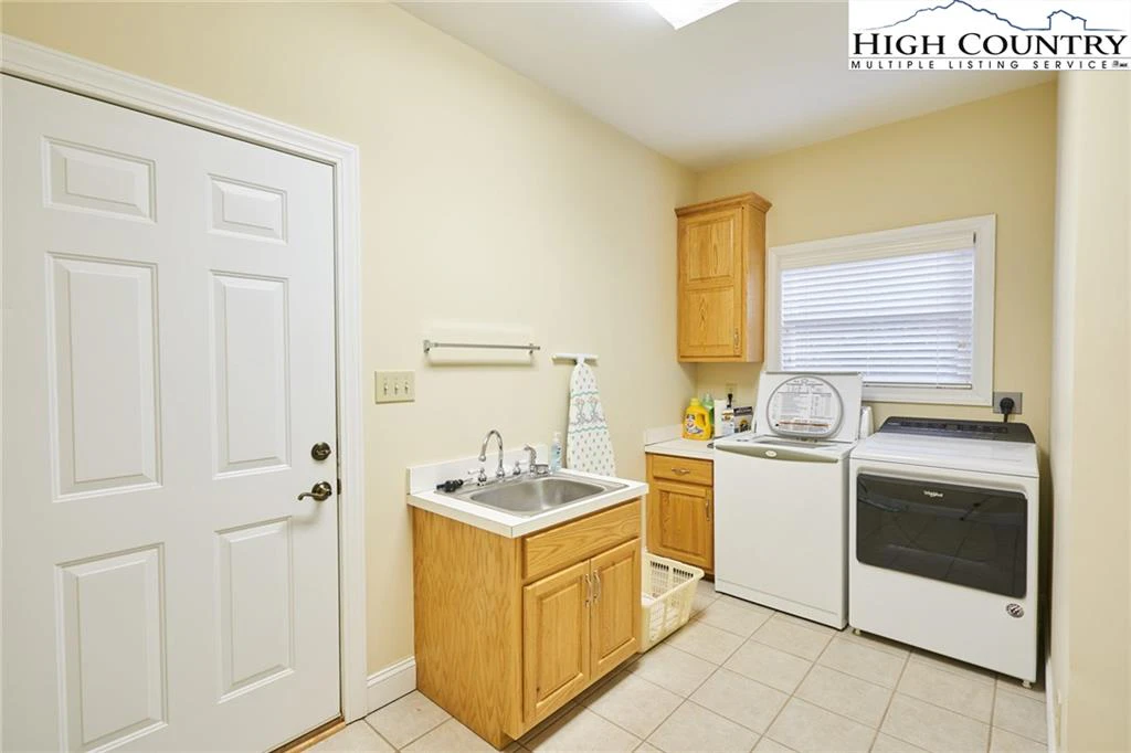 Image number 5 for the current listing