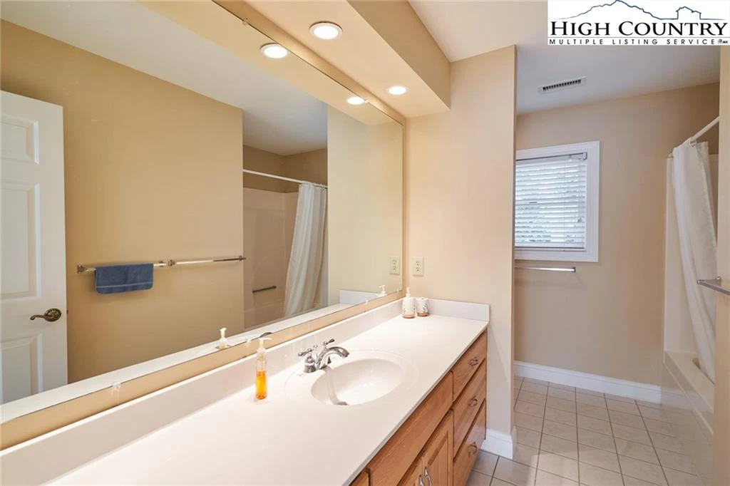 Image number 9 for the current listing