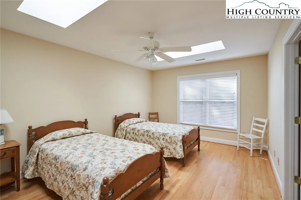 Image number 11 for the current listing