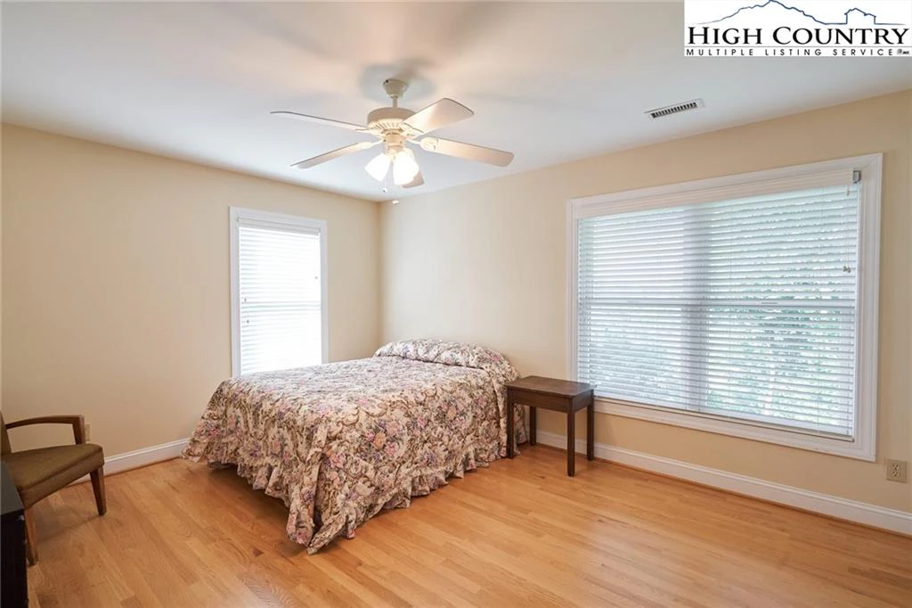 Image number 2 for the current listing