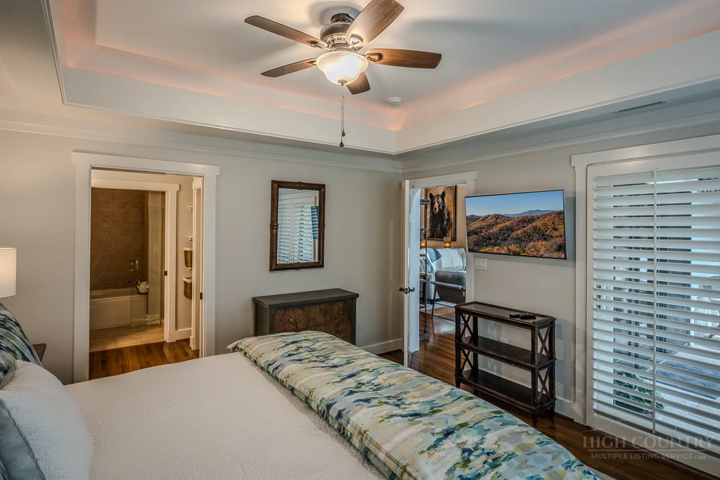 Image number 13 for the current listing