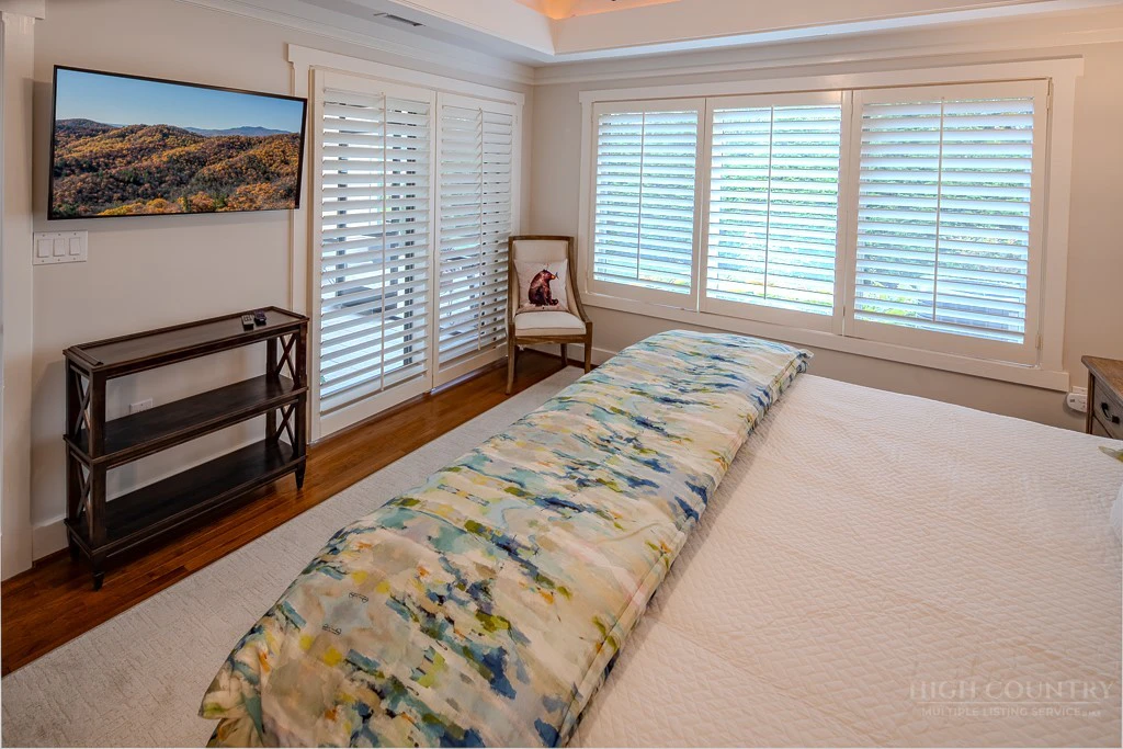 Image number 3 for the current listing