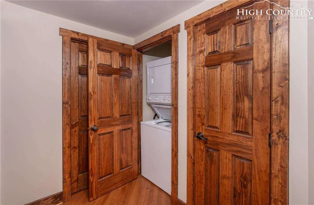 Image number 4 for the current listing
