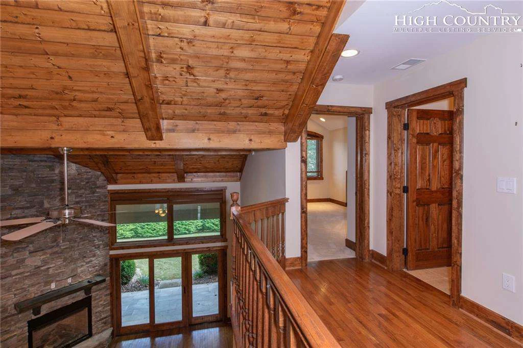 Image number 7 for the current listing
