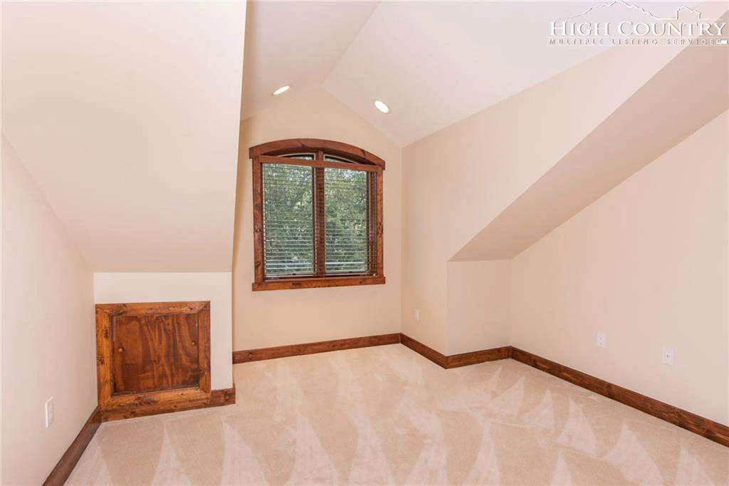 Image number 8 for the current listing
