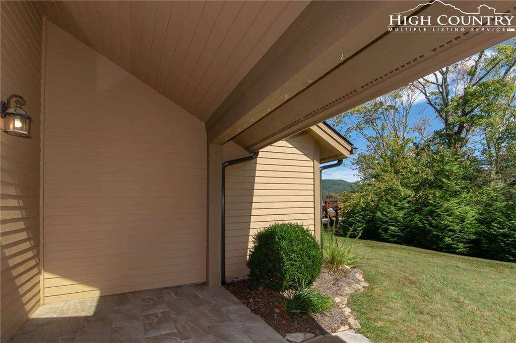 Image number 18 for the current listing
