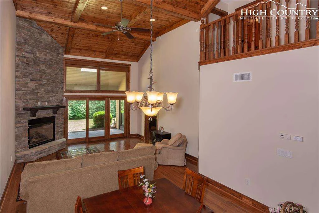 Image number 19 for the current listing