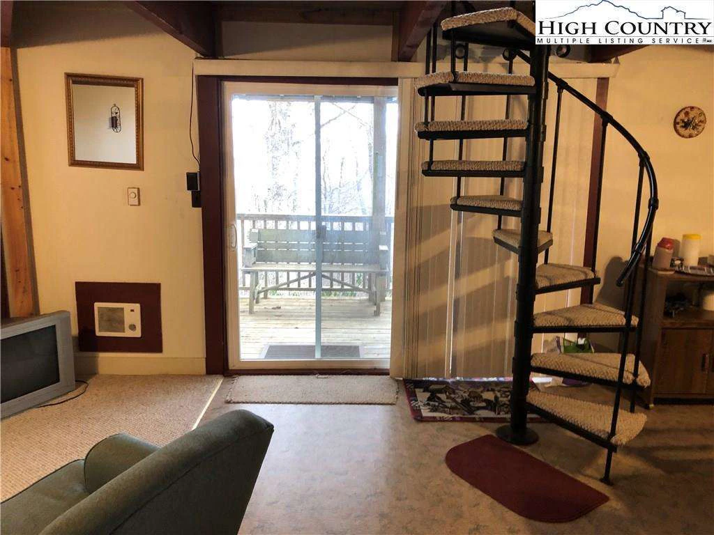 Image number 18 for the current listing