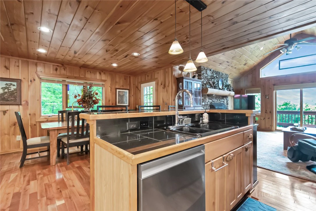 Image number 15 for the current listing