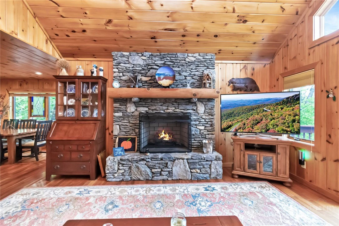 Image number 21 for the current listing