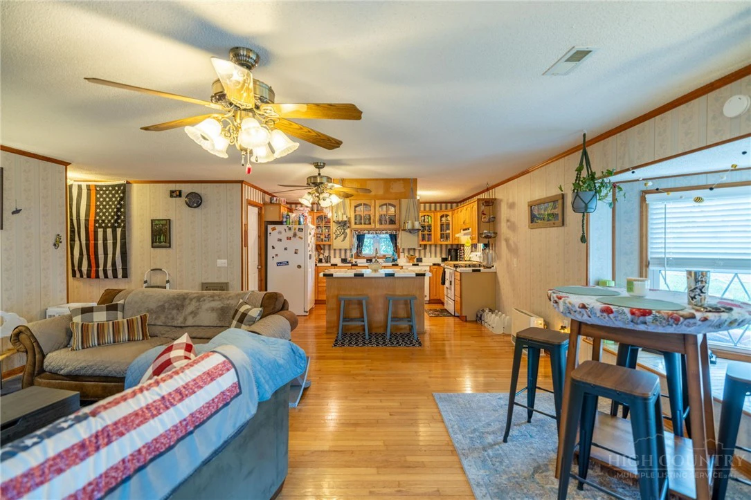 Image number 11 for the current listing