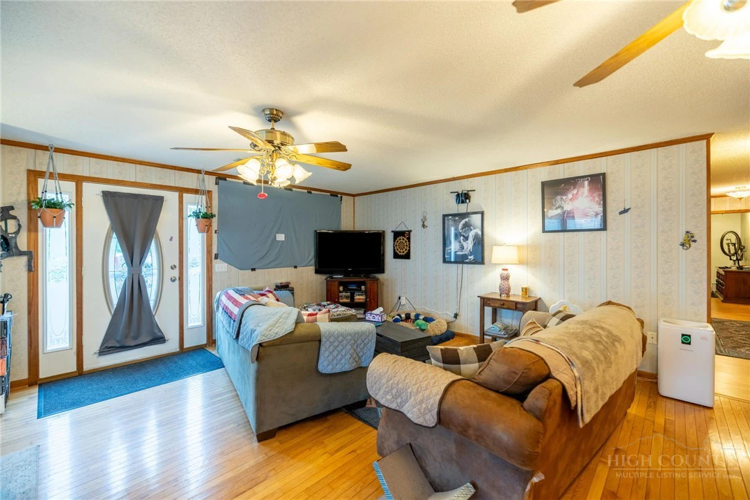 Image number 14 for the current listing