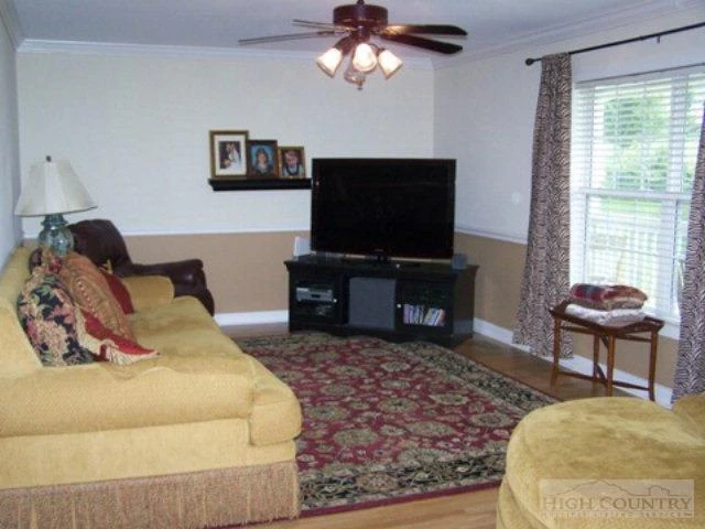 Image number 10 for the current listing