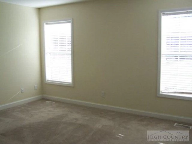 Image number 4 for the current listing