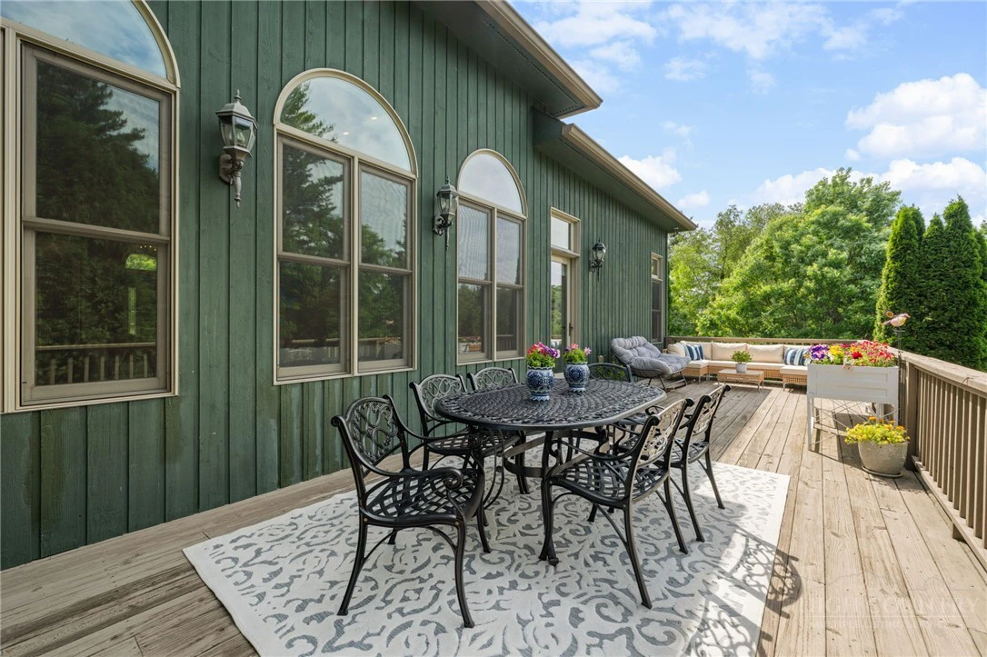 Image number 15 for the current listing