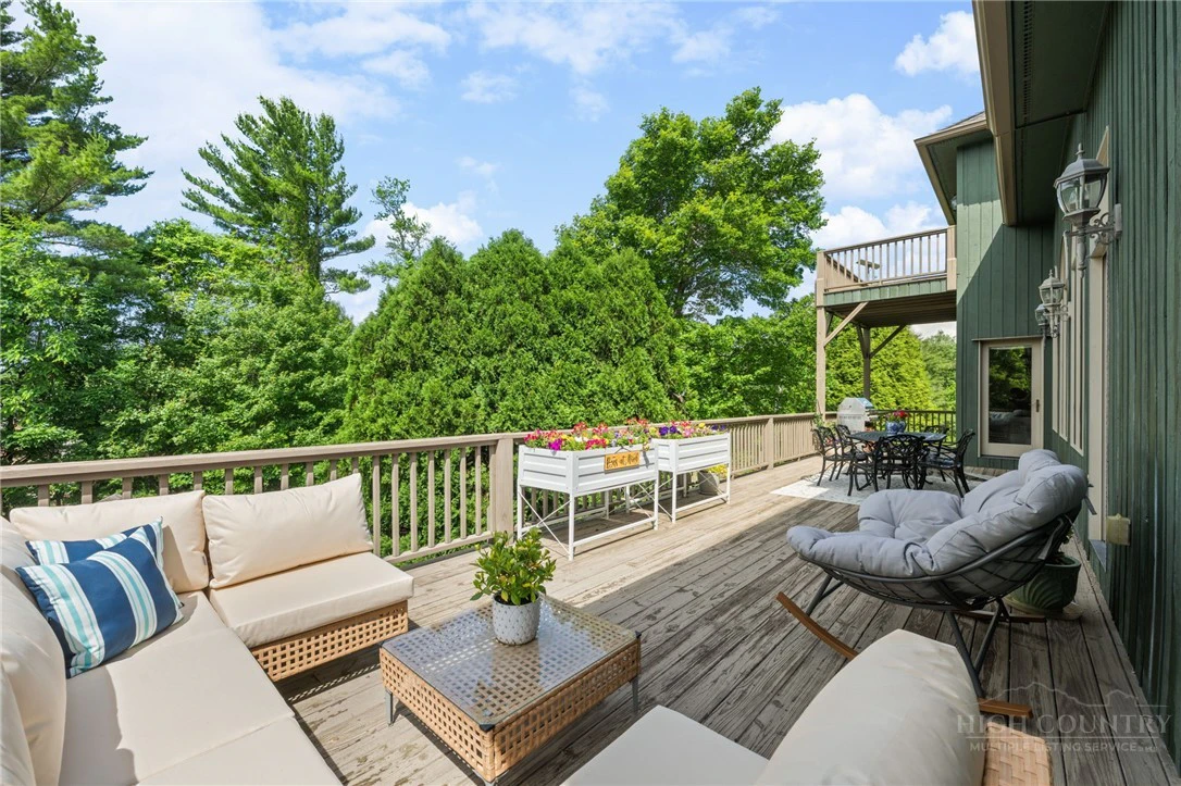 Image number 17 for the current listing