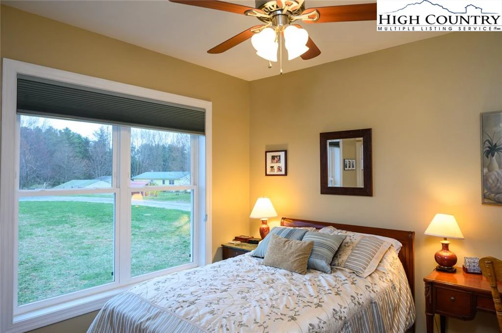 Image number 8 for the current listing
