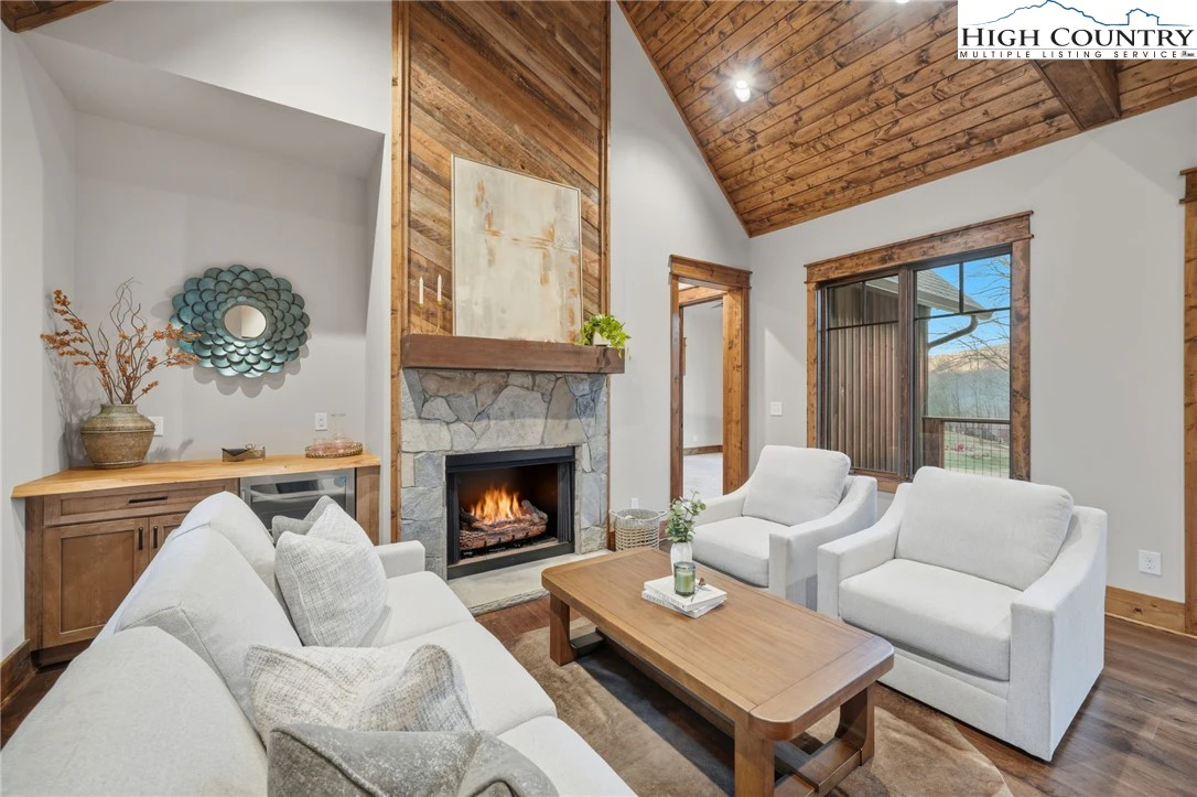 Image number 27 for the current listing