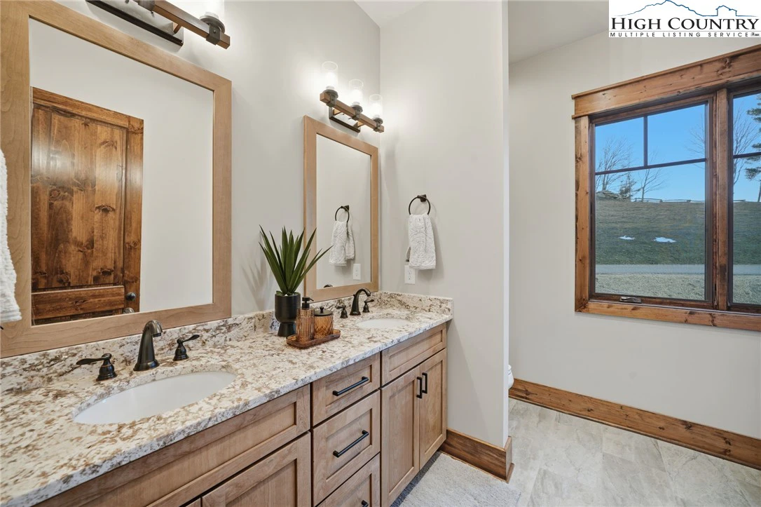 Image number 3 for the current listing